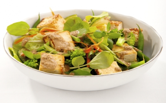 Ensalada de vegetales y tofu